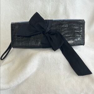 Elegant Black Crocodile-Embossed Clutch with Bow